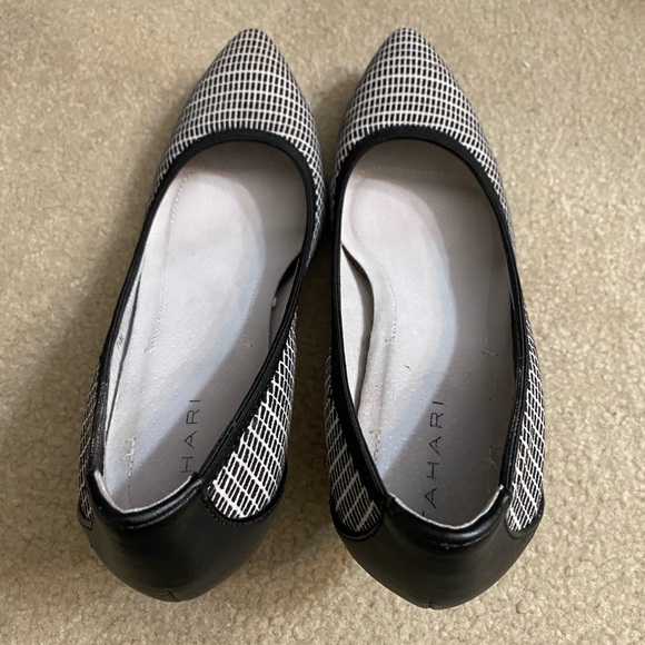 Tahari kitten Women’s heels with/ playful design, Ta-Toby pointed-toe classic - Picture 13 of 16